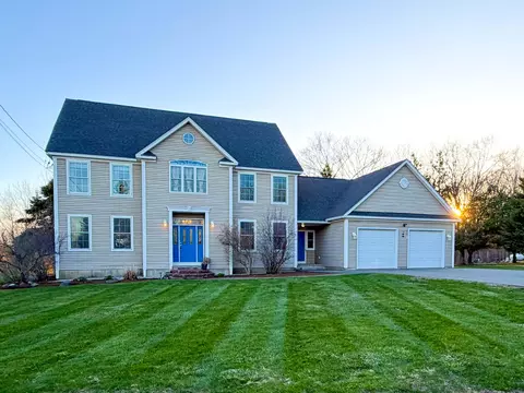 21 Longmeadow Dr, Veazie, ME 04401