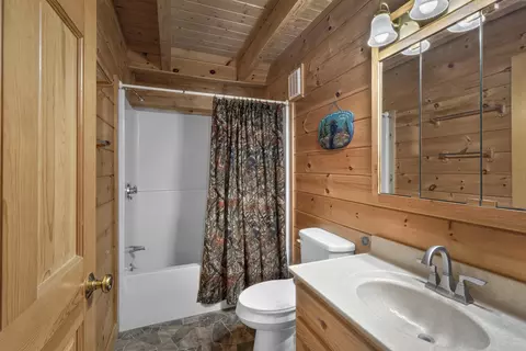 Bath - 33 Lawrence Rd, Dresden, ME 04342 photo 1 of 1
