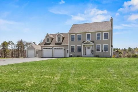 17 Shiers Meadow Dr, Gorham, ME 04038