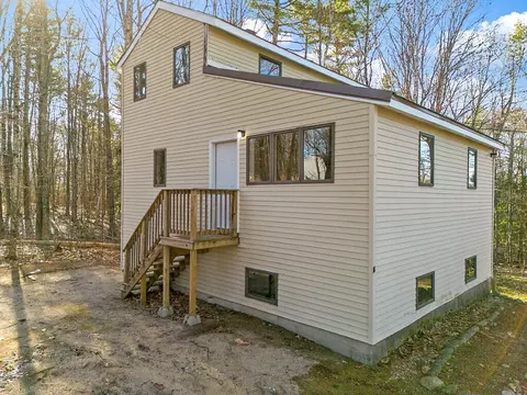 6 Lookout Ln, Raymond, ME 04071