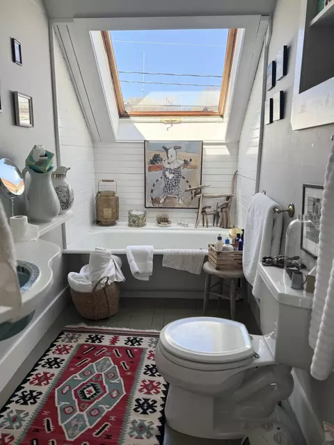 Bath - 55 W Main St, Vinalhaven, ME 04863 photo 2 of 4