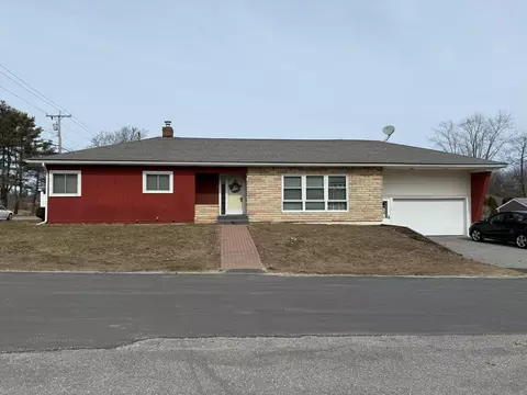 2 Nancy St, Lewiston, ME 04240