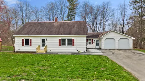 21 Goodwin St, Newport, ME 04953