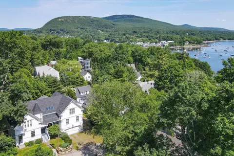 9 Chestnut Hill St, Camden, ME 04843