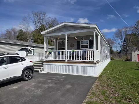 5 Colonial Dr, Lisbon, ME 04252