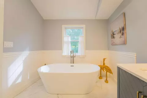 Bath - 25 Sawmill Ln, Ogunquit, ME 03907 photo 3 of 4
