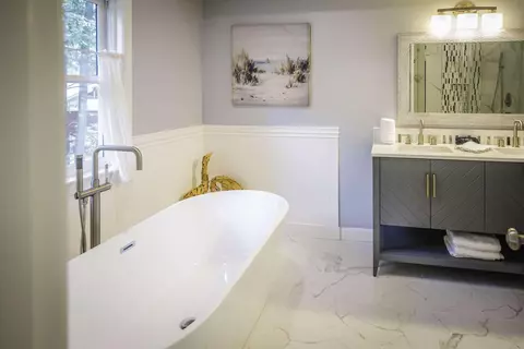 Bath - 25 Sawmill Ln, Ogunquit, ME 03907 photo 2 of 4