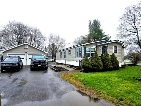 5 Lawrence Dr, Benton, ME 04901