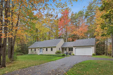 33 Woodhaven Dr, Kennebunk, ME 04043