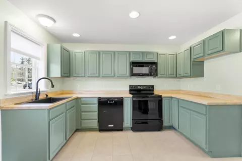 41 River Village Dr #41, Milford, ME 04461