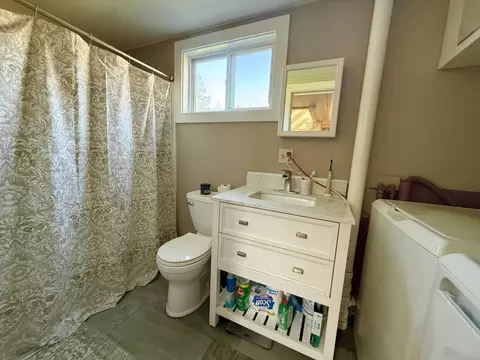 Bath - 29 Hidden Dr, Vinalhaven, ME 04863 photo 1 of 1