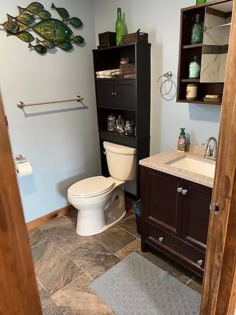 662 Temple Rd, Farmington, ME 04938