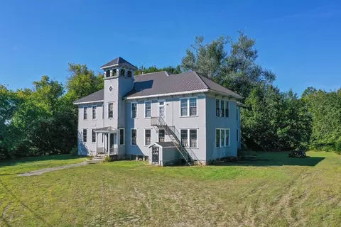 25 School St, Stockton Springs, ME 04981