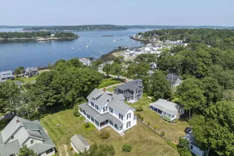9 Grove St, Boothbay, ME 04544