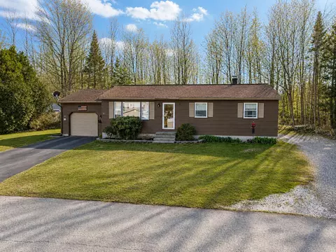 32 Lawn Ave, Gorham, ME 04038