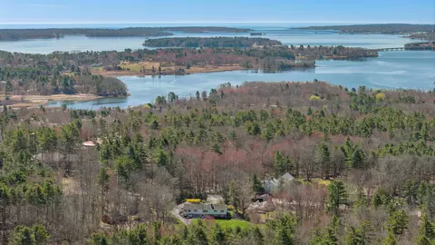 69 Falmouth Rd, Falmouth, ME 04105