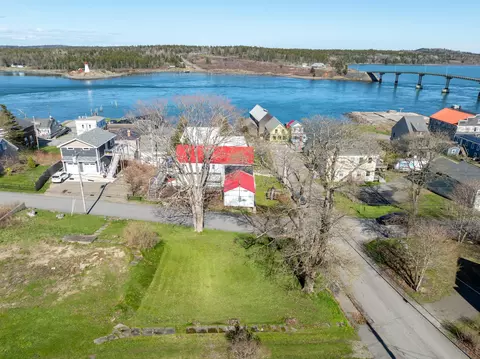 11 Pleasant St, Lubec, ME 04652