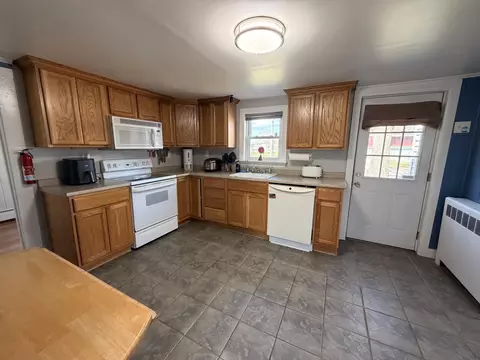Kitchen - 402 Roosevelt Trl, Windham, ME 04062 photo 2 of 2