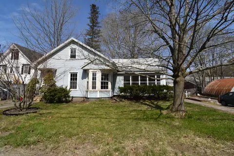 65 High St, Newport, ME 04953
