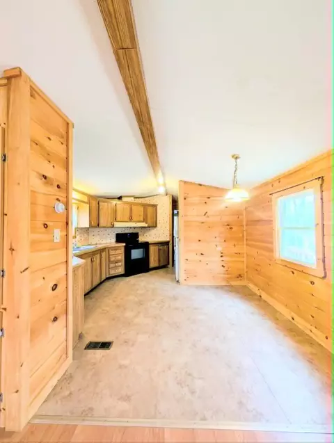 563 King St, Oxford, ME 04270