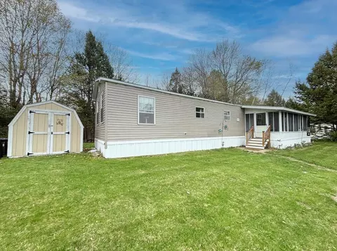 35 Round Stone Rd, Mount Vernon, ME 04352