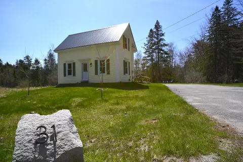 31 Cross Rd, Hancock, ME 04640