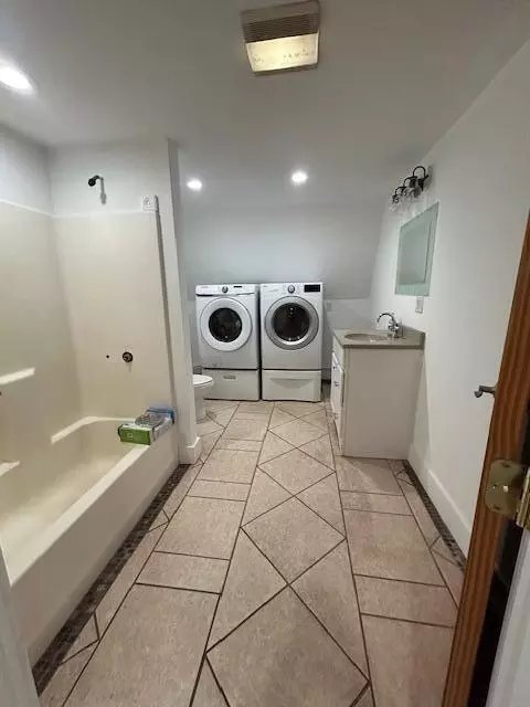 Bath - 436 Valley Rd, Jackson, ME 04921 photo 1 of 6
