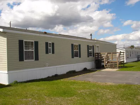 15 Ofarrell St, Topsham, ME 04086