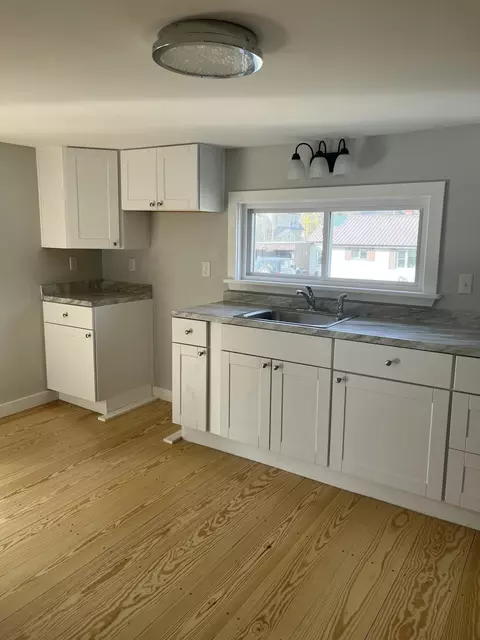 8 5th St, Mexico, ME 04257