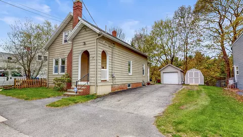 19 Fairlawn Ave, Lewiston, ME 04240