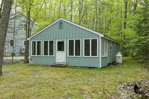 18 Julian St, Sebago, ME 04029