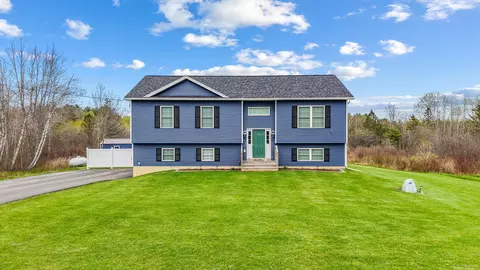 43 Boxwood Ln, Hermon, ME 04401