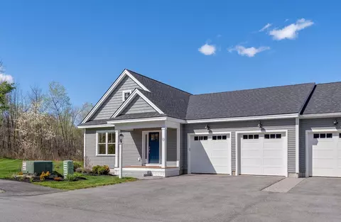 5 Honeysuckle Ln #1, Falmouth, ME 04105