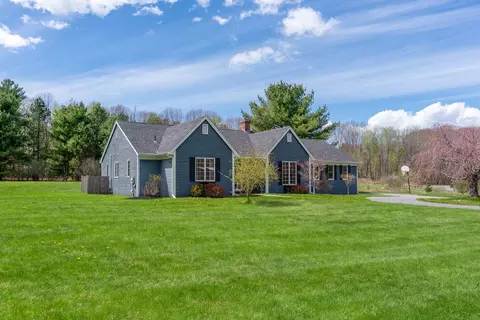 2 Meadow Ln, Falmouth, ME 04105