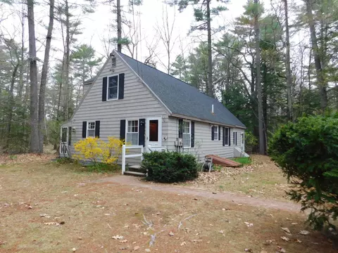 15 Lakeview Dr, New Gloucester, ME 04260