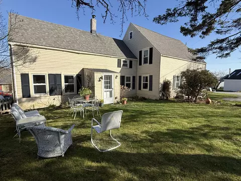 7 Mountain St, Vinalhaven, ME 04863