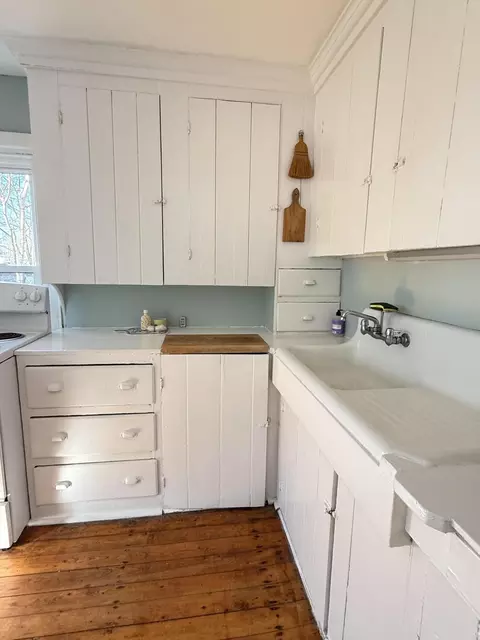 Kitchen - 7 Mountain St, Vinalhaven, ME 04863 photo 2 of 6