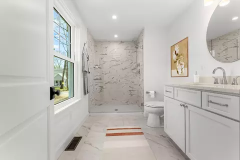 Bath - 256 Berwick Rd, Ogunquit, ME 03907 photo 2 of 6