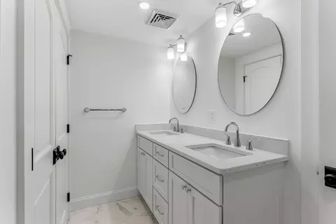 Bath - 256 Berwick Rd, Ogunquit, ME 03907 photo 6 of 6