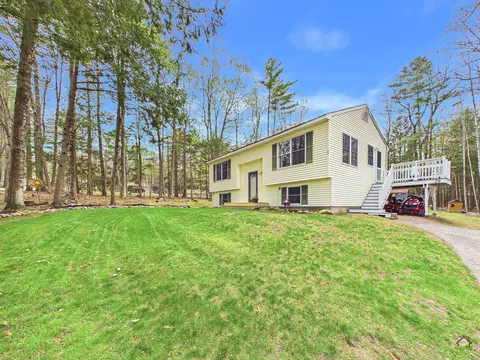 28 Beechwood Dr, Winthrop, ME 04364