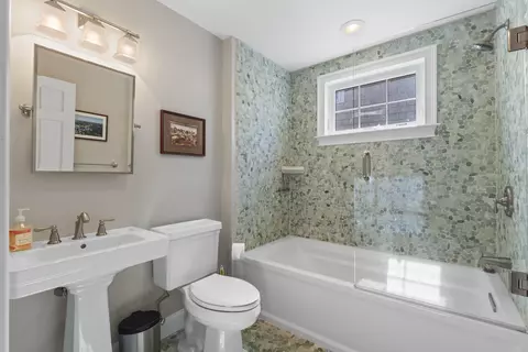 Bath - 115 Perkins Cove Rd, Ogunquit, ME 03907 photo 4 of 5