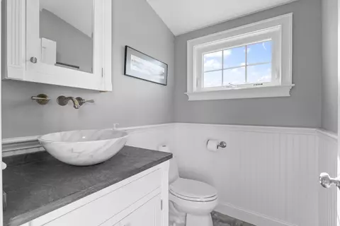 Bath - 115 Perkins Cove Rd, Ogunquit, ME 03907 photo 1 of 5