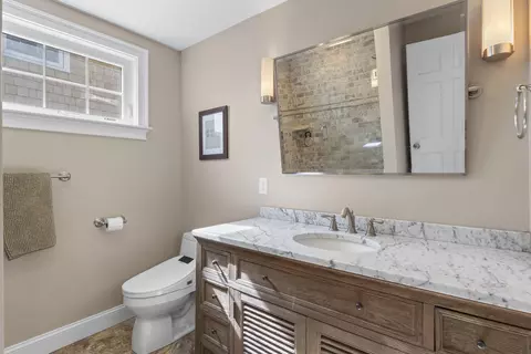 Bath - 115 Perkins Cove Rd, Ogunquit, ME 03907 photo 2 of 5