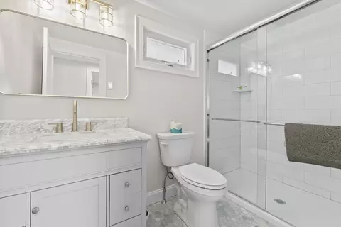Bath - 117 Perkins Cove Rd, Ogunquit, ME 03907 photo 1 of 2