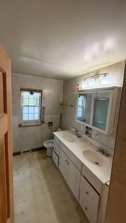 Bath - 8 Free St, Jay, ME 04239 photo 1 of 3