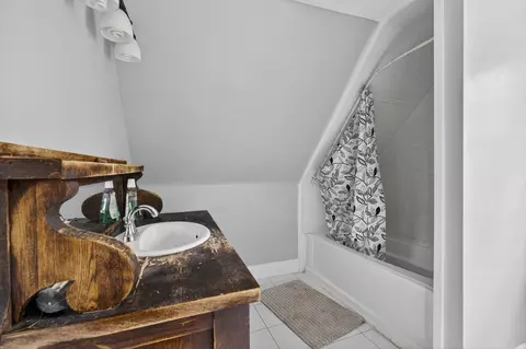 Bath - 2071 Main St, Hanover, ME 04237 photo 3 of 4