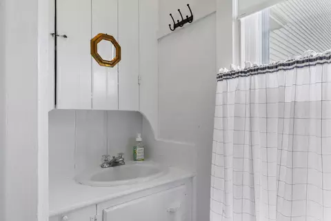 Bath - 17 High St, Vinalhaven, ME 04863 photo 1 of 3
