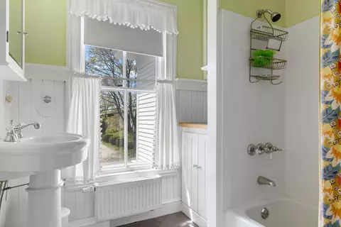 Bath - 17 High St, Vinalhaven, ME 04863 photo 2 of 3