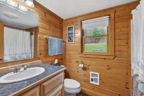 Bath - 276 Middle Rd, Dresden, ME 04342 photo 1 of 2