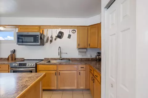 Kitchen - 35 Longmeadow Dr, Gorham, ME 04038 photo 4 of 5
